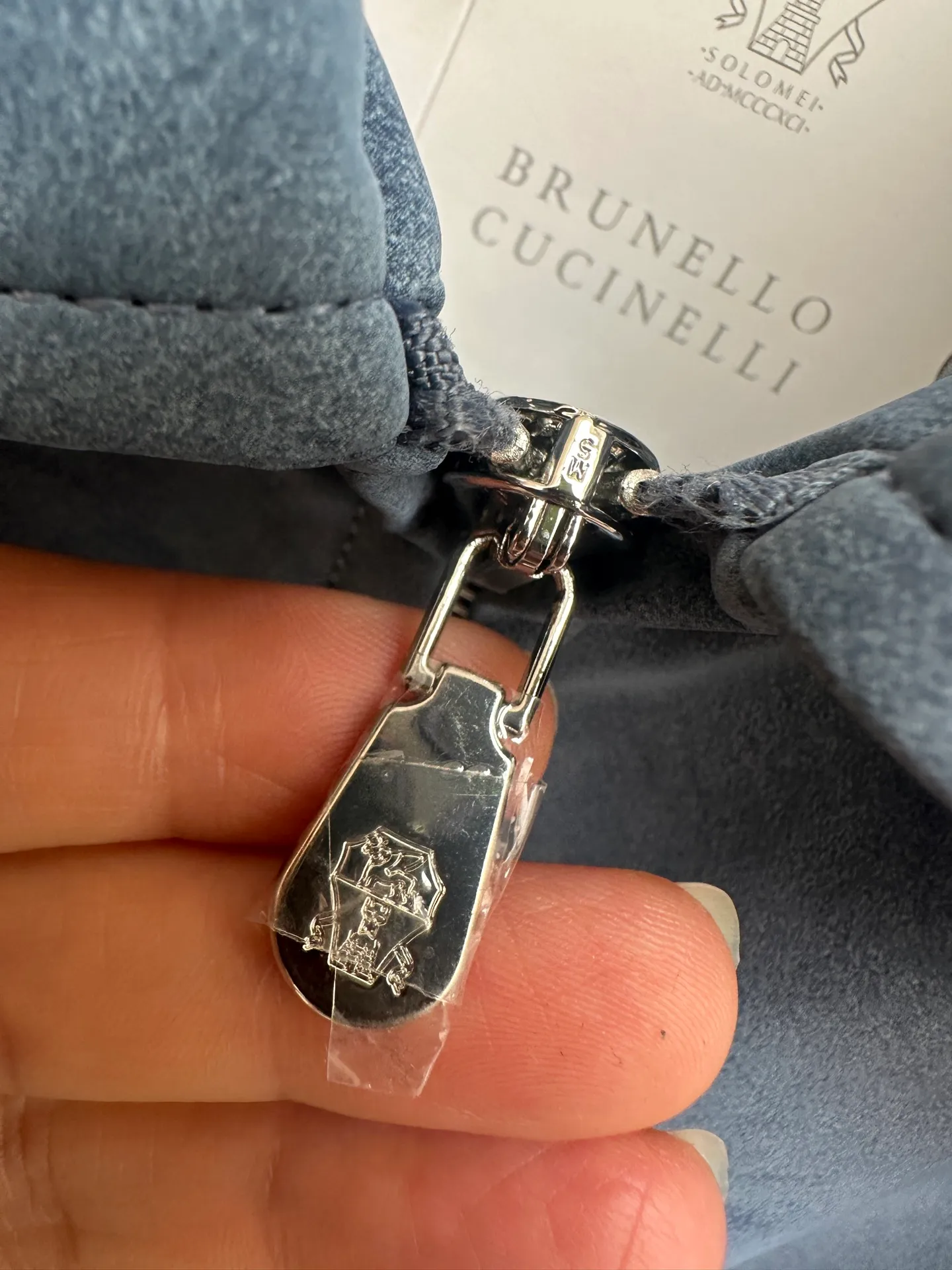 New Arrival is new! BC—Brunell cuci*lli Brunello Cucinelli suede jacket, rarely available through trading company channels, premium urban style lapel jacket for men. Platinum level tasting favorite! Characterized by hot elements and made of smooth and delicate suede, this is a graceful item with unparalleled temperament! When I encounter such an excellent product, I am willing to call it the strongest! The style of this jacket is very distinctive and unique, showing a fashionable atmosphere, emphasizing the soul texture of Classic, highlighting the beauty of luxury and fashion! This style really has a natural high-street beauty that meets all your dressing needs and allows you to look down on the whole world with fashion! The smooth and delicate suede fabric is stiff and comfortable, and the texture is soft. The simple lines and silhouette are easy to wear with a decent and elegant texture. The suede texture has a retro feel and a strong autumn and winter flavor. The rich but unobtrusive ease shows the affinity and high-end sense of the clothing! Heavy texture, full of exquisite details, loose and stylish, full of silhouette and layering. The shape is excellent and the upper body effect is unparalleled. It is destined to be an excellent styling item for the street, and it will turn heads in a big way! Size:S-2x L